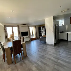 Vakantiehuis Maison Spacieuse Avec Grand Jardin Et Parking A 20 Min De Lyon, Simandres